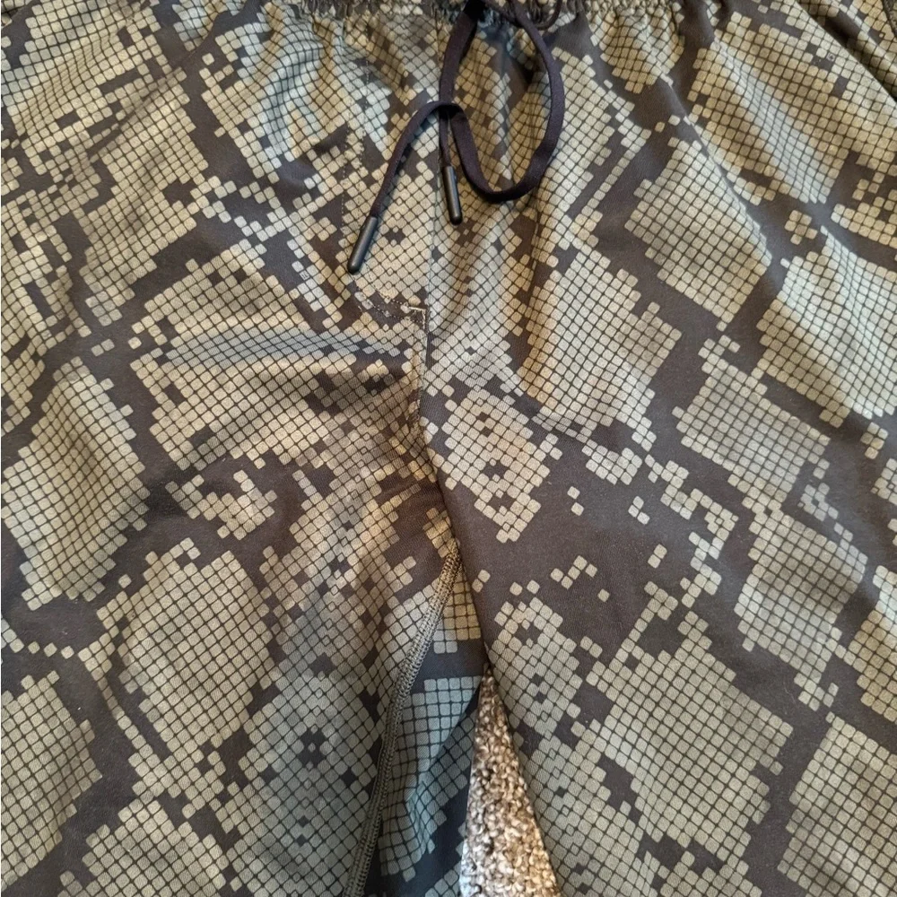 Lululemon Athletica Women’s Jet Crop Green Snake Print Pants Size 4 - Picture 3 of 7